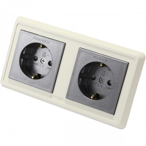 Jeune Schuko-Prise murale en acier inoxydable il 1520 kilolitr.