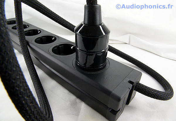 https://www.audiophonics.fr/images2/4635_MULTIPRISE-ALU-NOIR-CABLEE_3.jpg