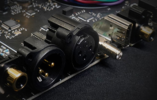 Photo des connecteurs du DAC SMSL SU-X 