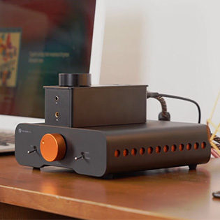 Photo du Fosi Audio SK02 avec un amplificateur