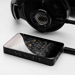 Photo of QUESTYLE CMA 18P with headphones