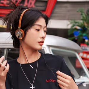 Roseselsa Distant Mountain : Woman wearing the headphones in town