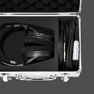 Photo du casque AUDIO-TECHNICA ATH-ADX3000 dans sa boîte de rangement 