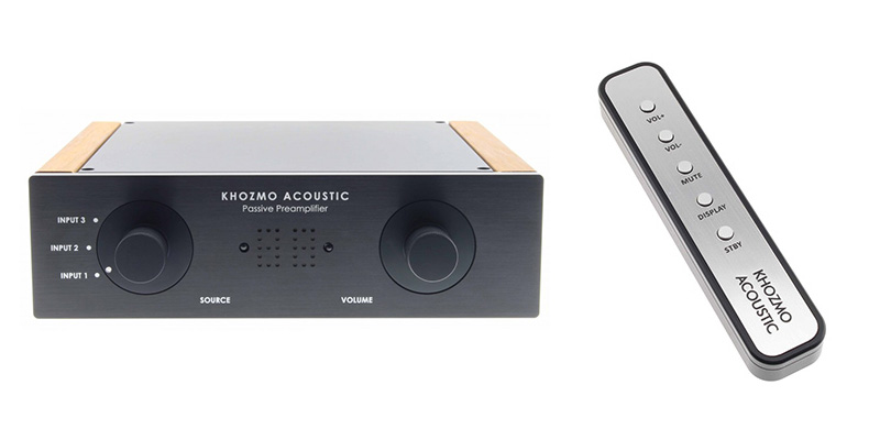 Photo de la Khozmo Pre Remote et l'appareil compatible