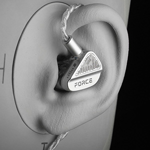Tanchjim Force : earphone worn on a synthetic ear