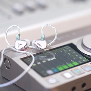 Tanchjim Nora : &eacute;couteur sur console de mixage