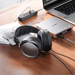 FiiO FT1 Pro : on a desk