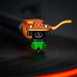 Photo du vinyle et du bras de lecture du Fosi Audio Luna3