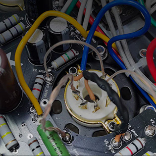 Photo of the internal wiring of the xDuoo A35