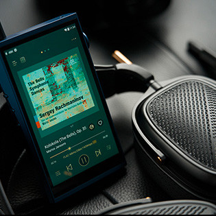 Shanling M7T Master: Photo of the DAP with headphones