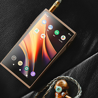 Shanling M7T Master: Photo of the DAP with earphones