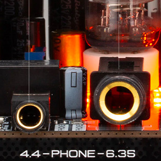 xDuoo MT-02: Photo of the audio outputs