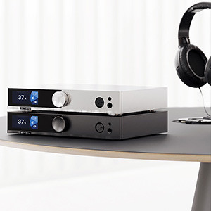 SMSL H400 MK2: On a table