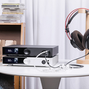 SMSL H400 MK2: On a table