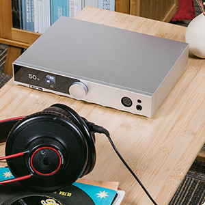 SMSL H400 MK2: On a table