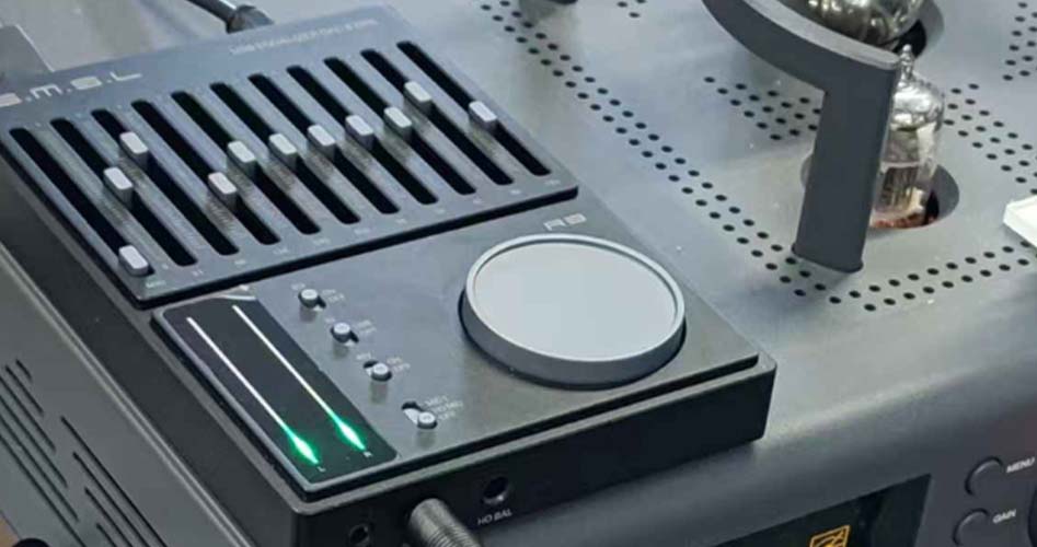 SMSL R3 : un égaliseur 10 bandes et des vumètres pour personnaliser votre son